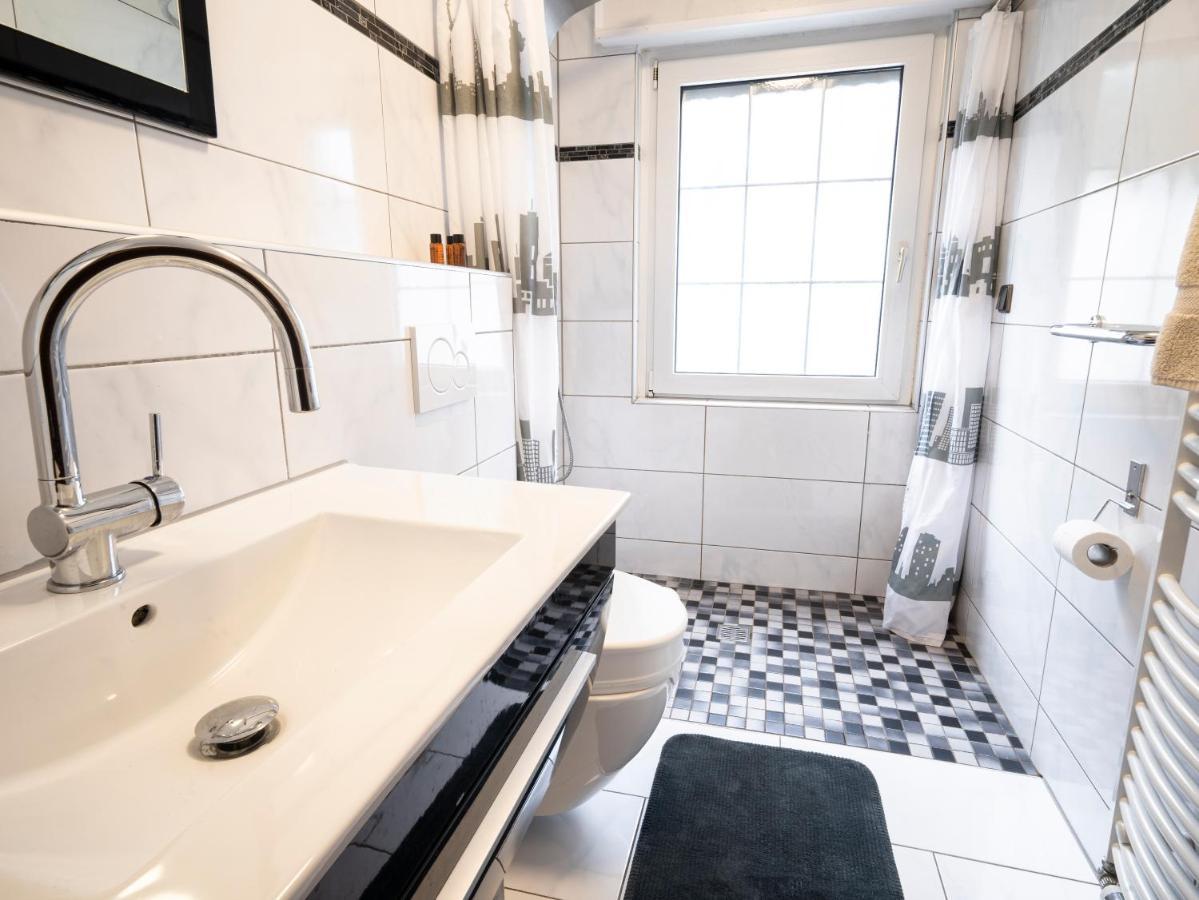Truth Fuer 5 - King Size Betten, Kamin, Garten, Xxl Couch, Smart-Tv Dortmund Luaran gambar